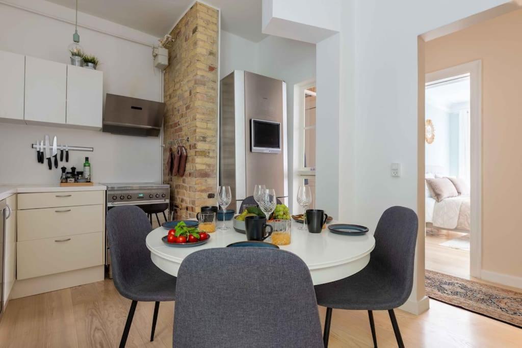 2br Flat Next To The Lakes * København
